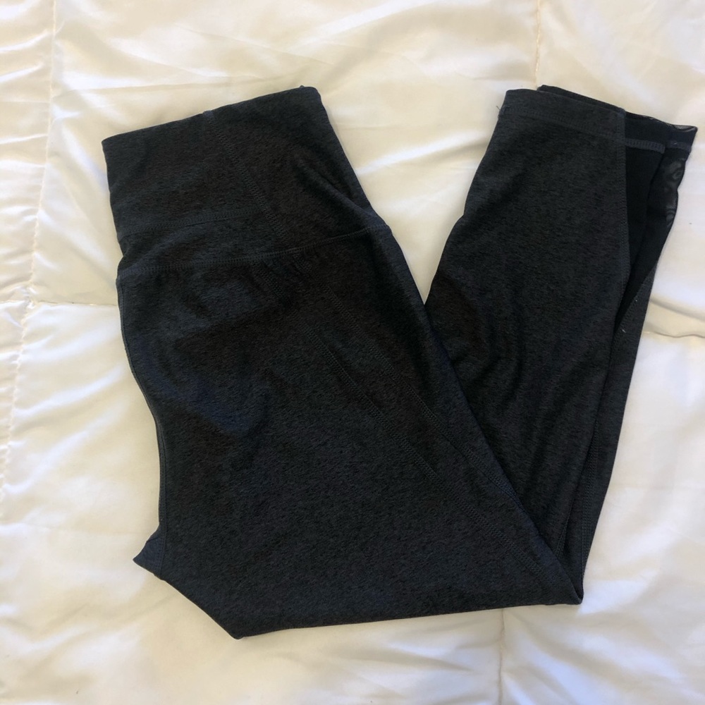 Grey cropped workout leggings.